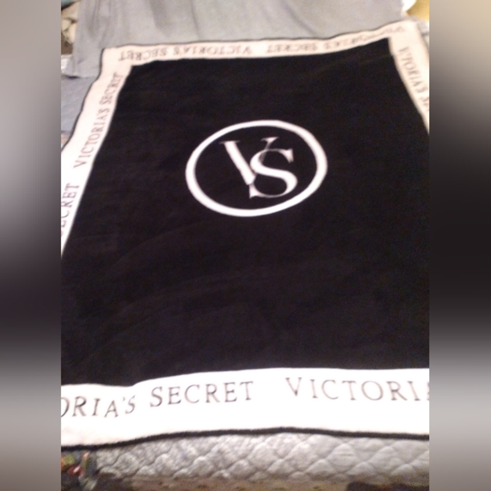Victoria Secret Throw Black and White Super Soft & Cozy Excellent Condition